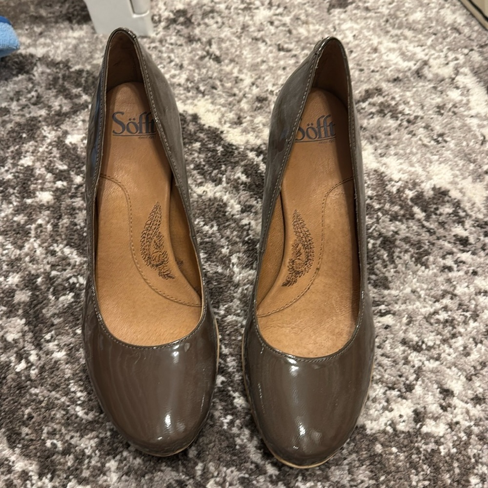 Sofft patent leathered heel